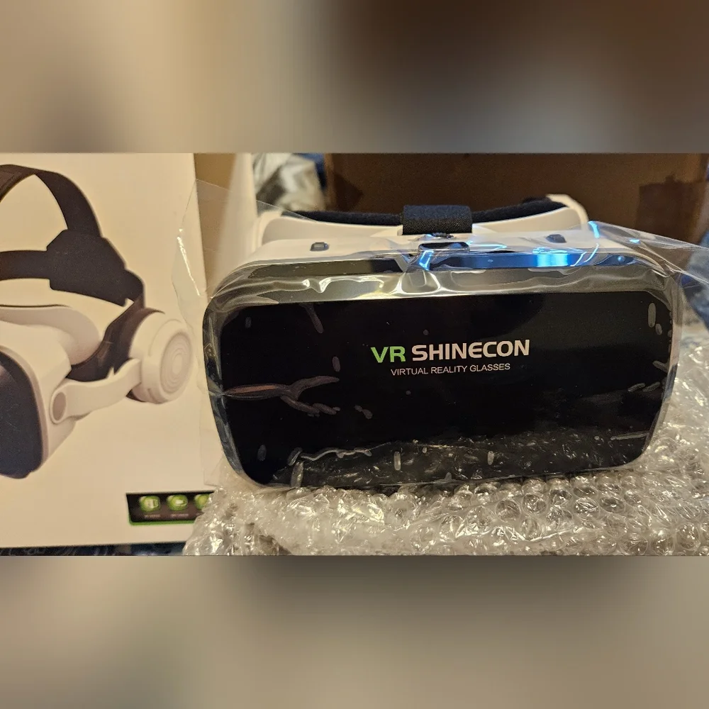 Black and White Virtual Reality Headset